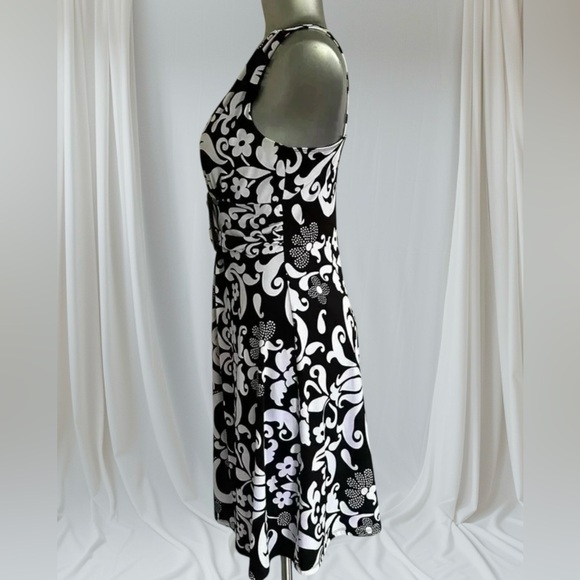 ✅Black &  White Floral Dress - Picture 5 of 15